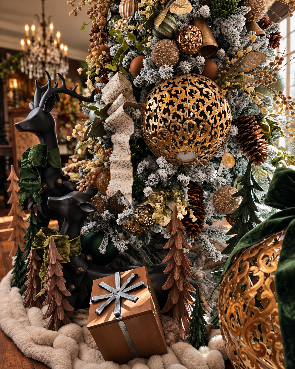 Elegant gold and green Christmas tree with filigree ornaments